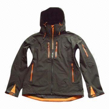 Windbreaker with high technical performance and taped seams