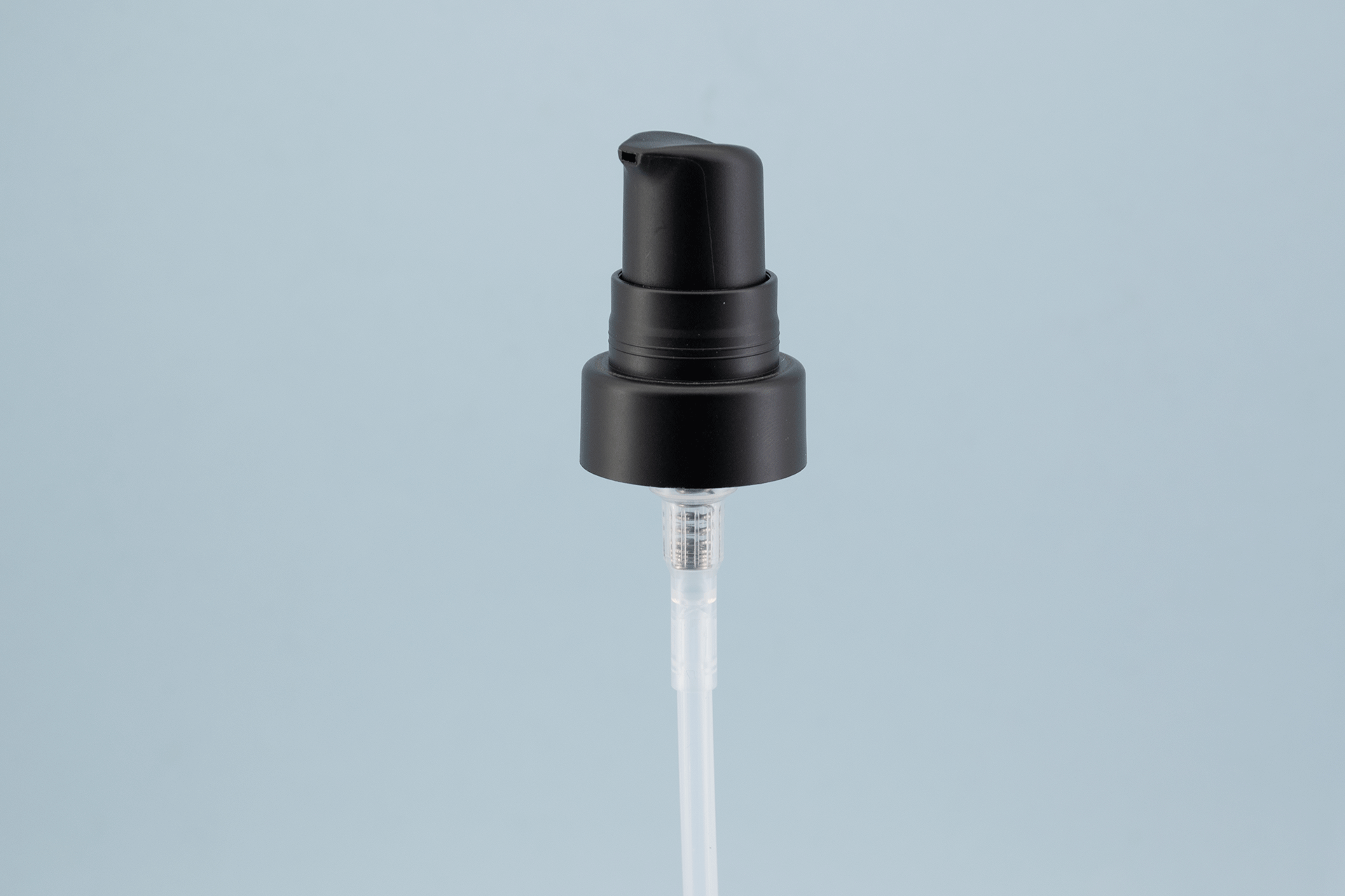 مضخة معالجة باللون الأسود غير اللامع 22/400 مع غطاء علوي لتغليف العناية بالبشرة 22/400 Matte Black Treatment Pump with Overcap for Skincare Packaging