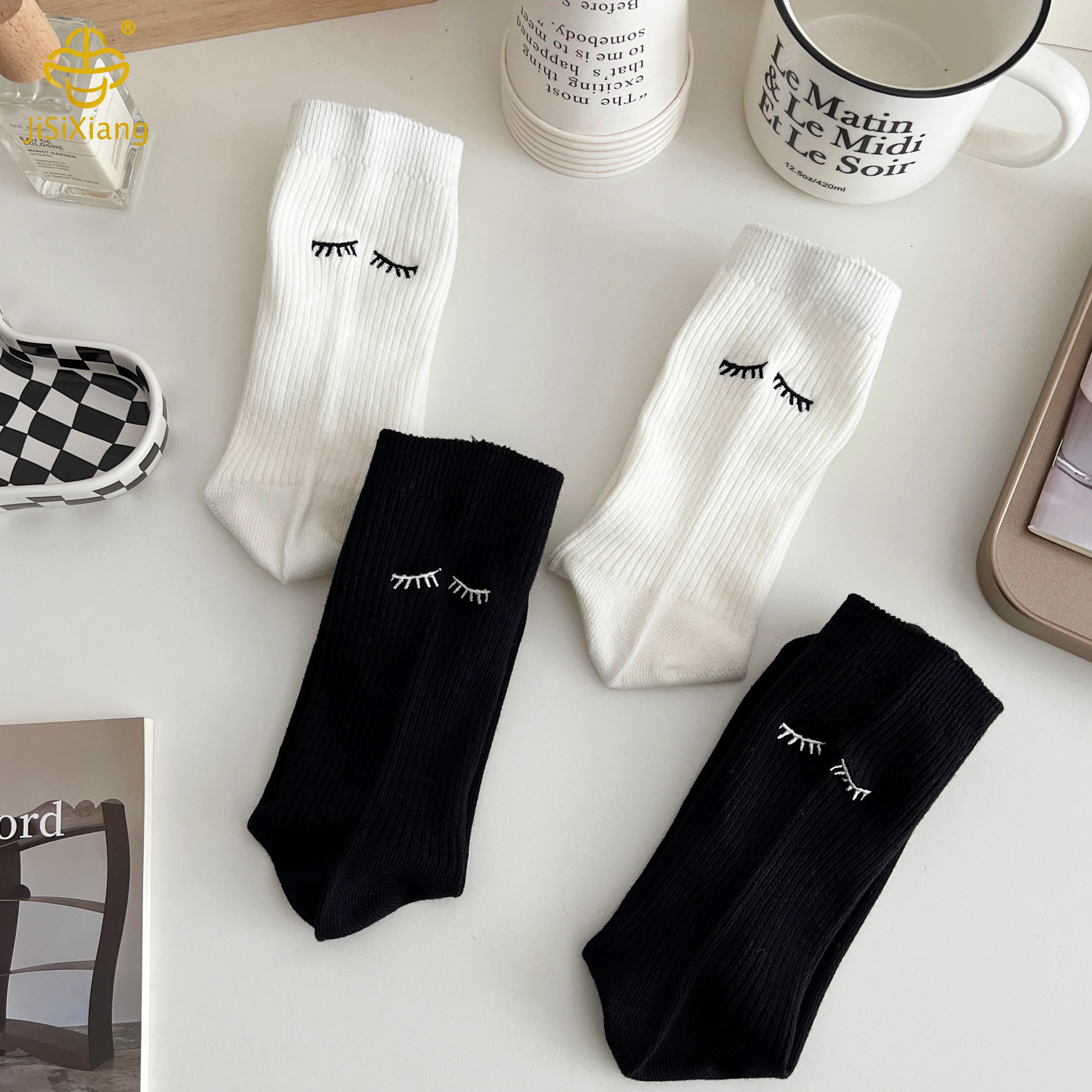 흑백 자수 양말의 한국 버전 Korean version of black and white embroidered socks
