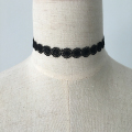Collana di girasole solido in pizzo nero per le donne