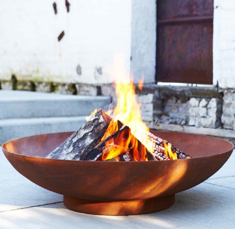 Tazón de fuente de fuego de leña al aire libre