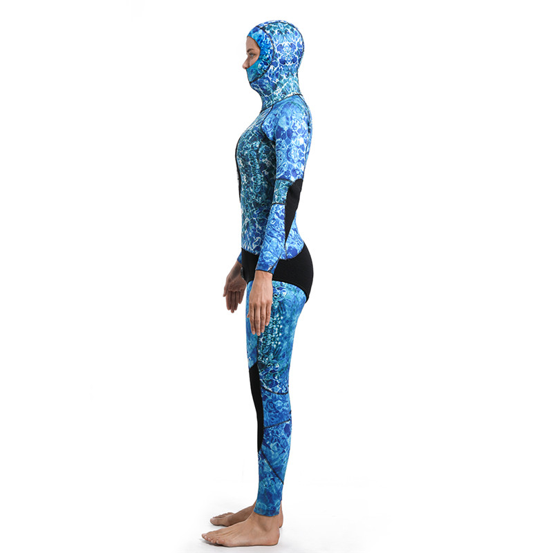 Wetsuit di pesca con pesca a tracolla mimetica blu.