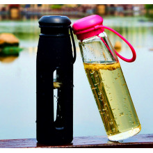 Botella de cristal caliente del deporte de agua que vende con la botella de cristal portable de la manga del silicio