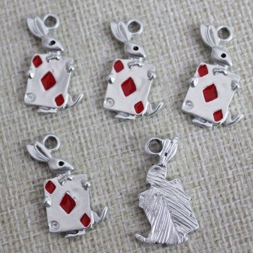 Charms gioielli alla moda Charms con ciondolo in lega di colore placcato opaco Fascino animale coniglio poker Rabbit