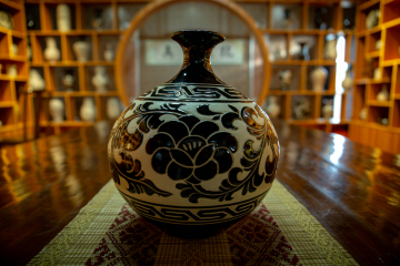 Apple bottle with black glaze and peony pattern