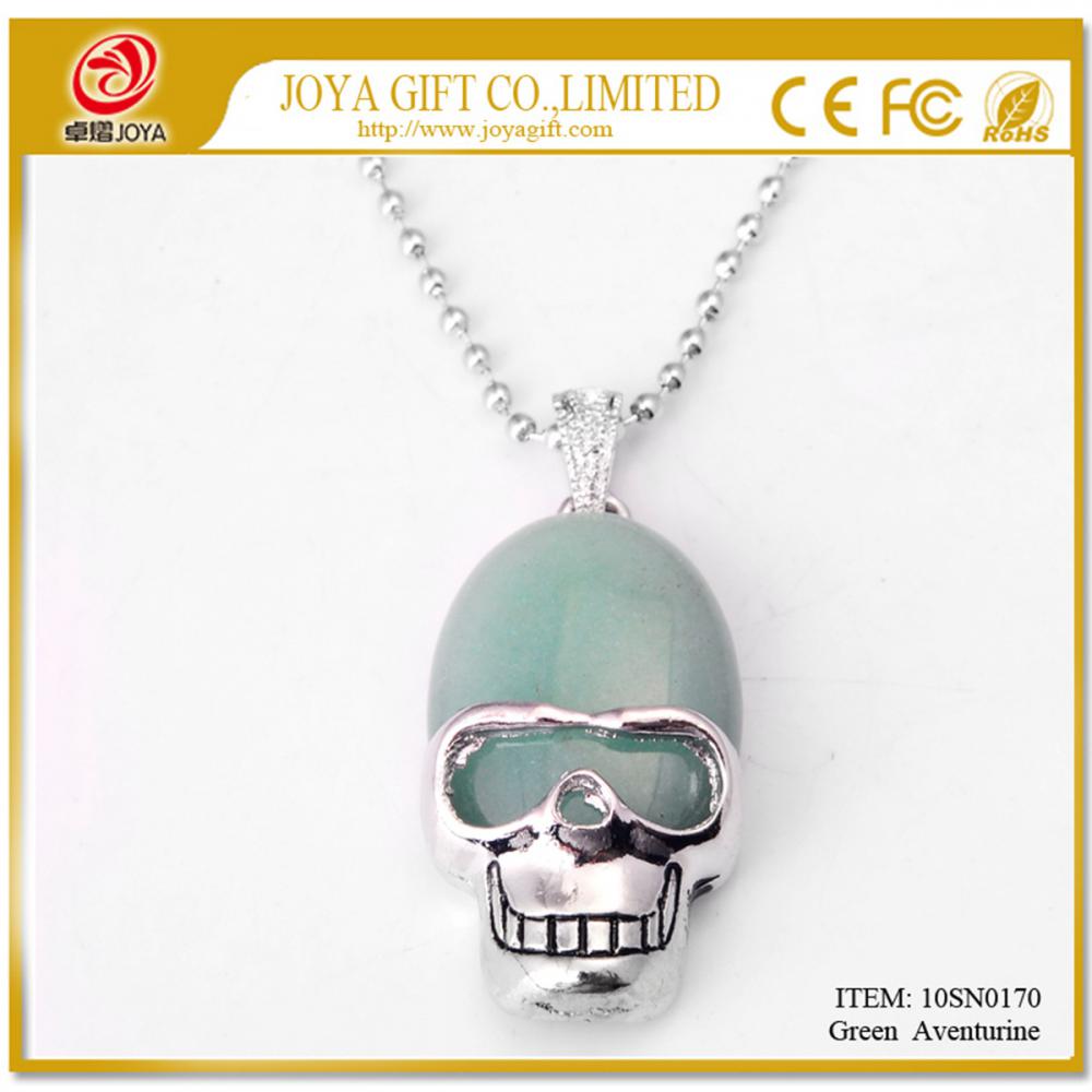 Colgante de piedras preciosas con calavera de aventurina verde y cadena de plata