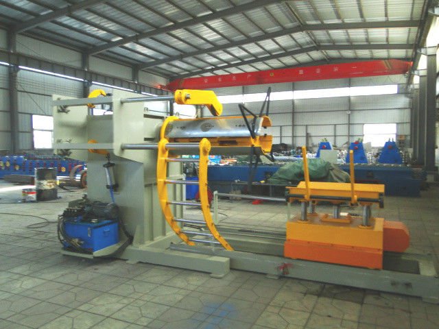 Hydraulic decoiler without car