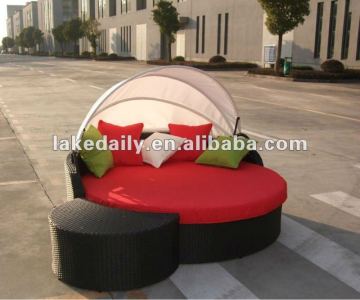 Outdoor round rattan chaise lounge