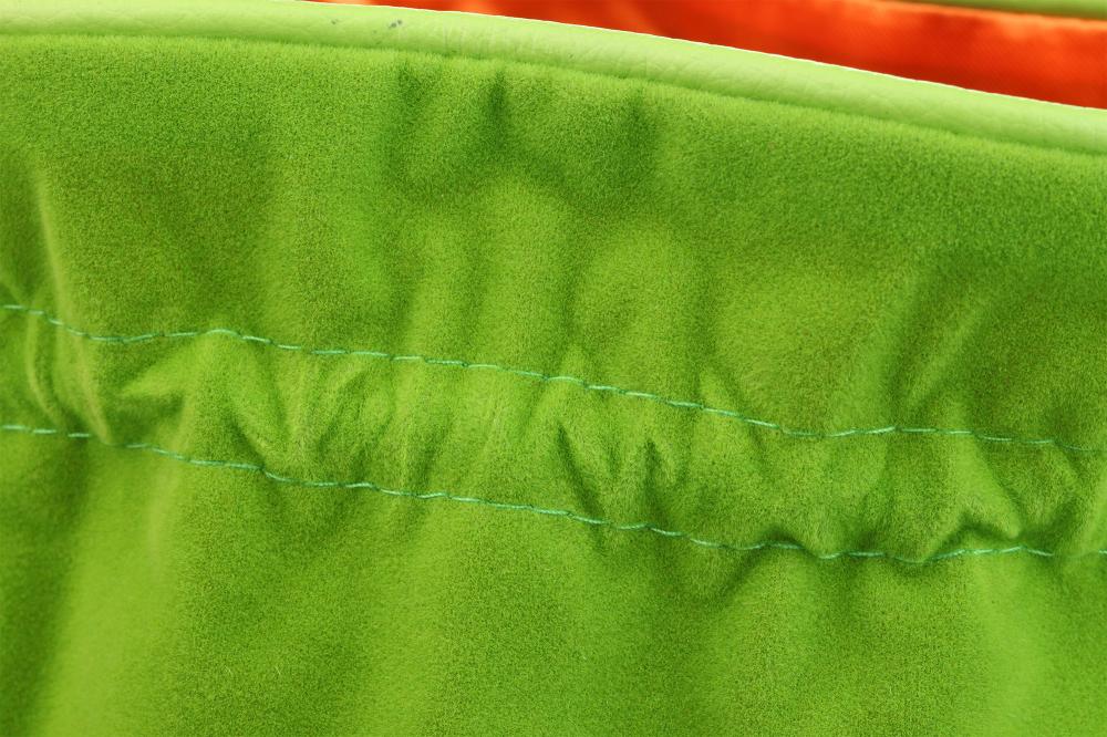 Sac à cordon en velours vert avec doublure en satin satiné