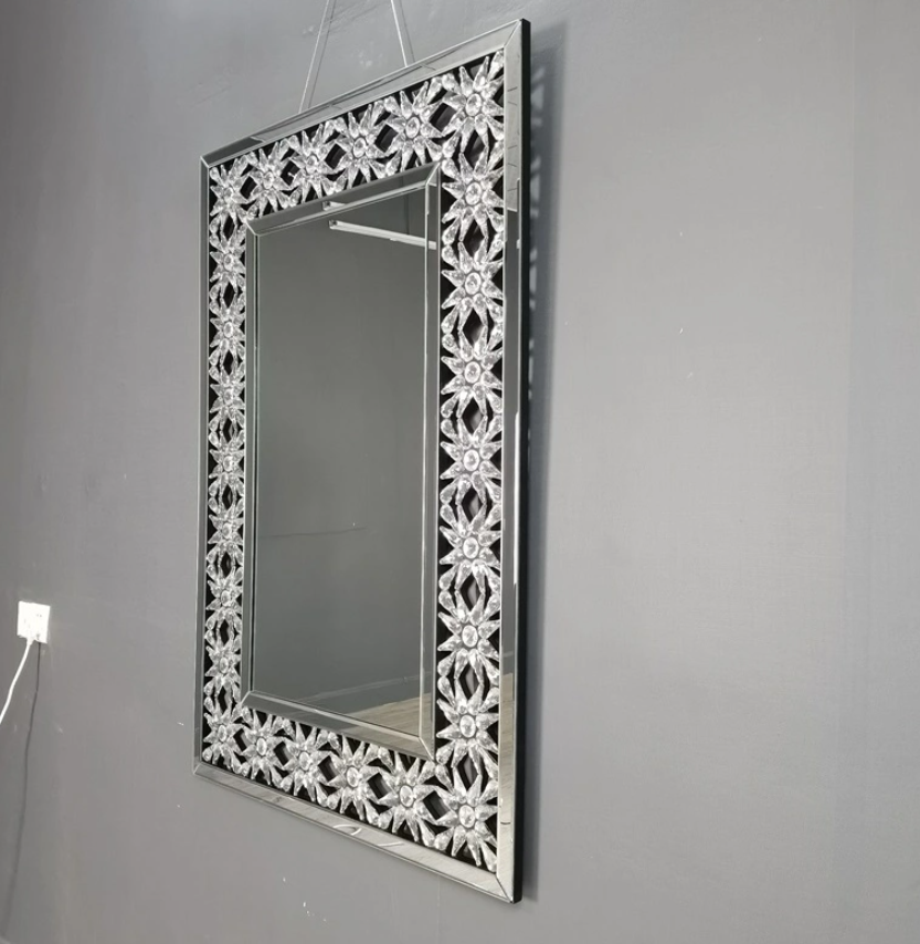 Miroir décoratif accroché au mur