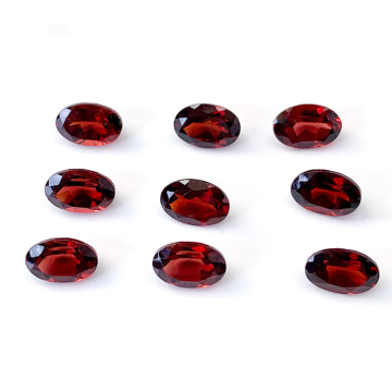 Natural Stones Mozambique Garnet Oval Ring Face