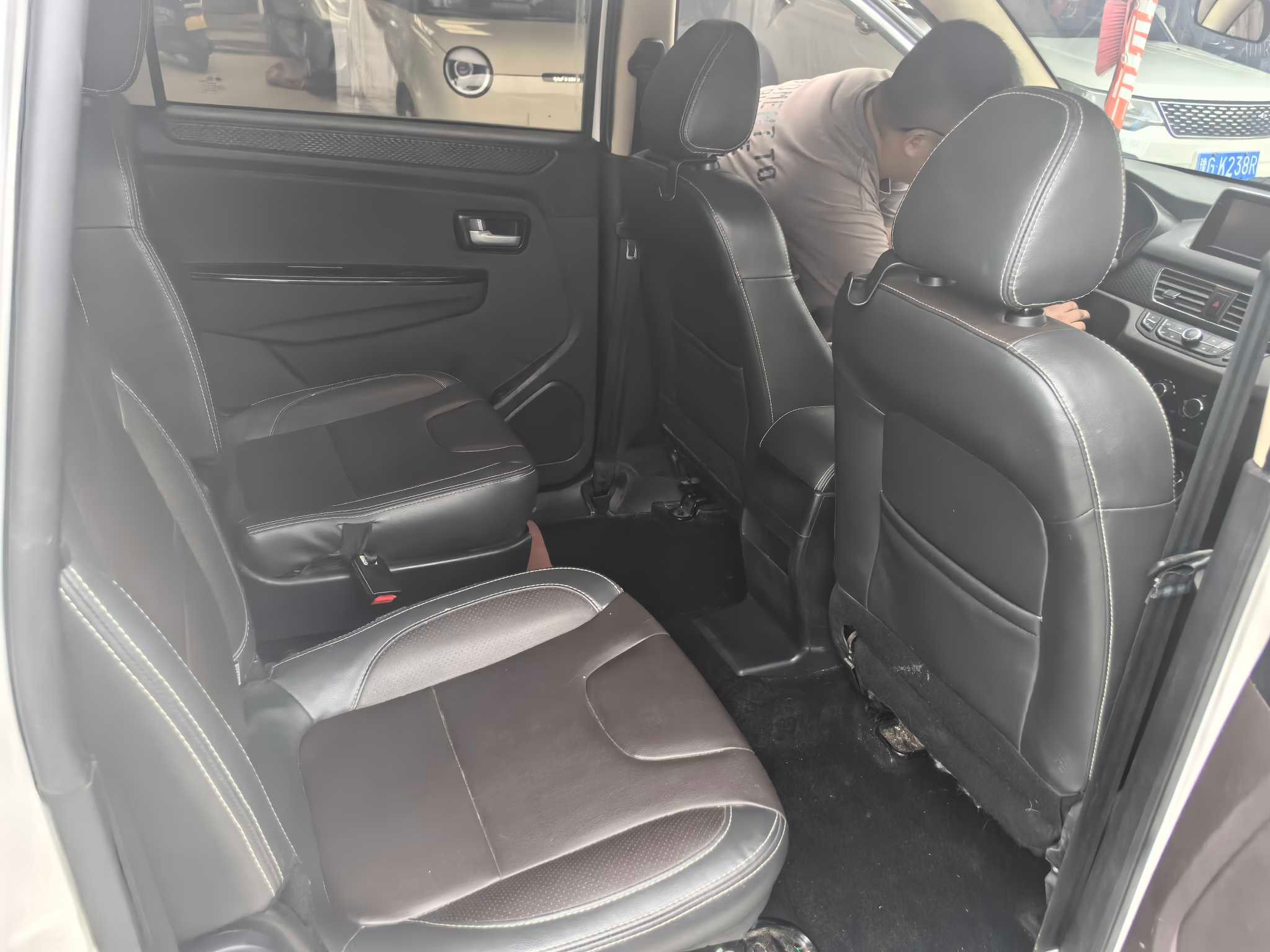 Dongfeng Gloria 330 2022 Modelo 1.5L 330S Dongfeng Glory 330 2022 Model 1.5L 330S