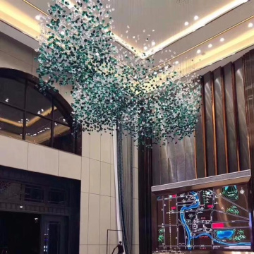 Гостиничный холл из зеленого стекла, роскошная люстра, подвесные светильники