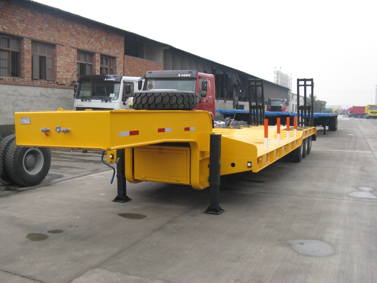 sinotruk 16m excavator transport lowboy trailer