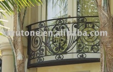 Iron Balcony, Windows