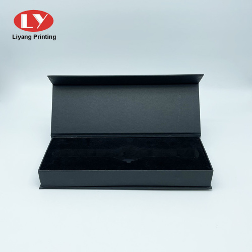 Boîte de couvercle magnétique en papier noir mat avec mousse