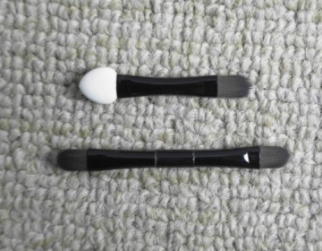 Duo End Eyeshadow Applicator?