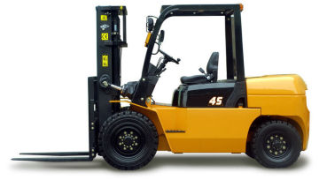 Nissan Engine Powered Diesel Internal Combustion Forklift Truck Moving Cargo