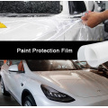 Cuidado para um carro com filme de proteção contra tinta