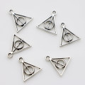 Encantos de nudo triangular hueco de aleación chapada en plata de estilo Retro para hacer joyas, colgante de pendiente de moda