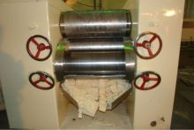 Inclined Bottom-Discharged milling machine for toilet soap or translucent soap processing