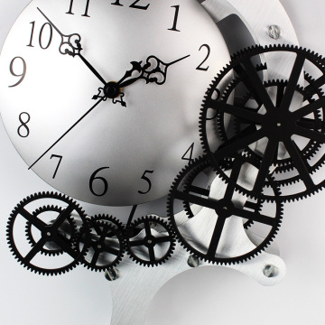 Reloj de pared de metal con péndulo