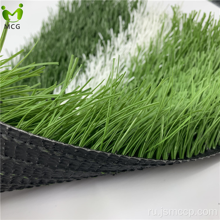 Красивый и настоящий футбольный пол искусственной травы