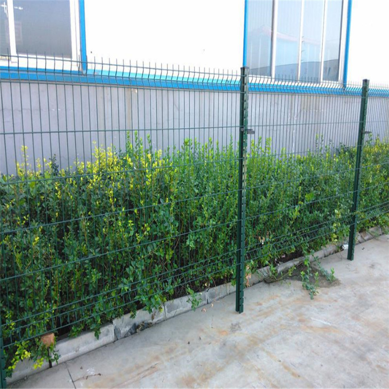 curved welded wire mesh fence