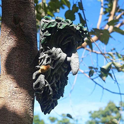 Hiasan patung muka pokok di luar