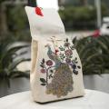 Mochila étnica multifuncional con solapa teñida en hilo y detalle de borlas