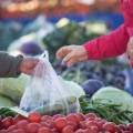 Lebensmittelgeschäft Käufer wiederverwendbare Plastiktüten