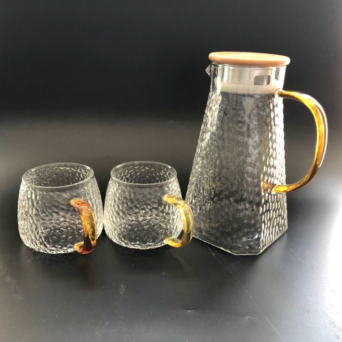jarra y vasos de jugo de vidrio martillado