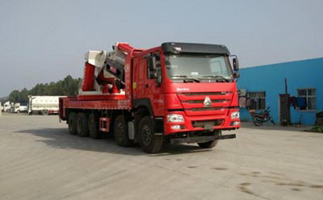 SINOTRUCK HOWO 10X4 شاحنة مع 26-50T كرين