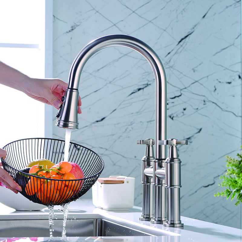 Faucet jembatan tiga lubang dengan semprotan pull-down