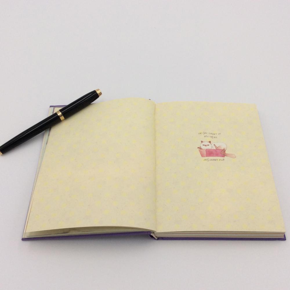 Cahier en papier avec page en couleur