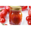 Conventionele glazen fles tomatenpuree