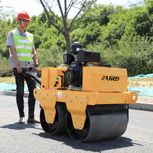 Fábrica oferece 550 kg de rolo de estradas de asfalto duplo a caminhar para venda