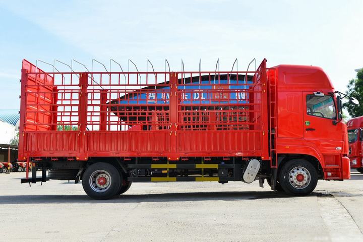 دونغفنغ 220 حصانا 4X2 6.8m نوع الحظيرة شاحنة
