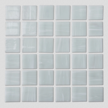 白い大きな正方形のガラスモザイクタイル