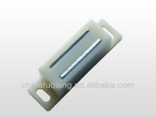 Magnetic catch for Mahjong machine