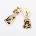 Moda leopardo patrón grabado resina gota tendencias atmosféricas pendientes en Europa y América aretes de aleación de metal oro