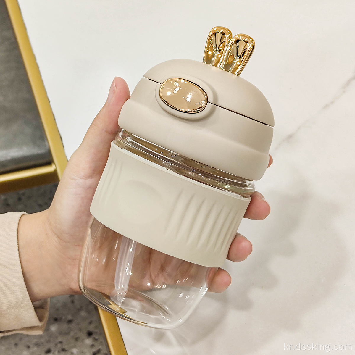 섬세한 프리미엄 휴대용 물병시피 컵 크로스 바디 유리 뚜껑과 빨대가있는 귀여운 워터 컵