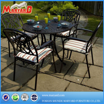 cast aluminum table of coffee table and chairs