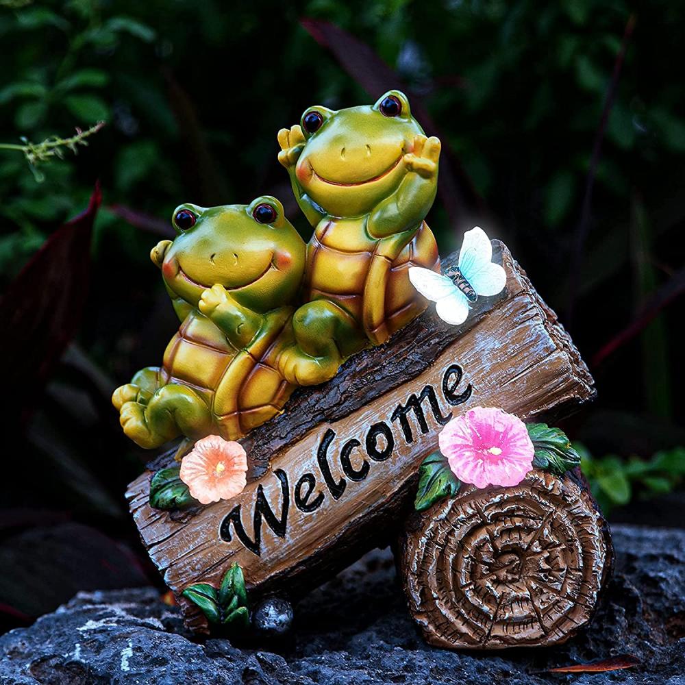 Schattige schildpadden op log met zonne -led -lichten