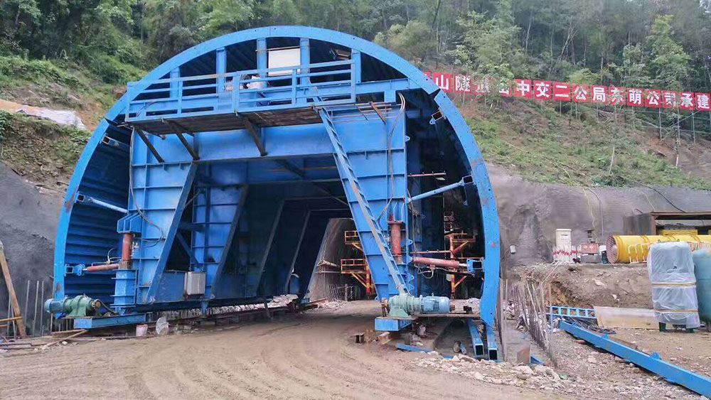 Chariot de coffrage tunnel pour revêtement en béton