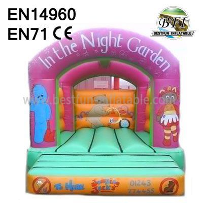 Hilarant dans le jardin de nuit aire jeux gonflable sauteur