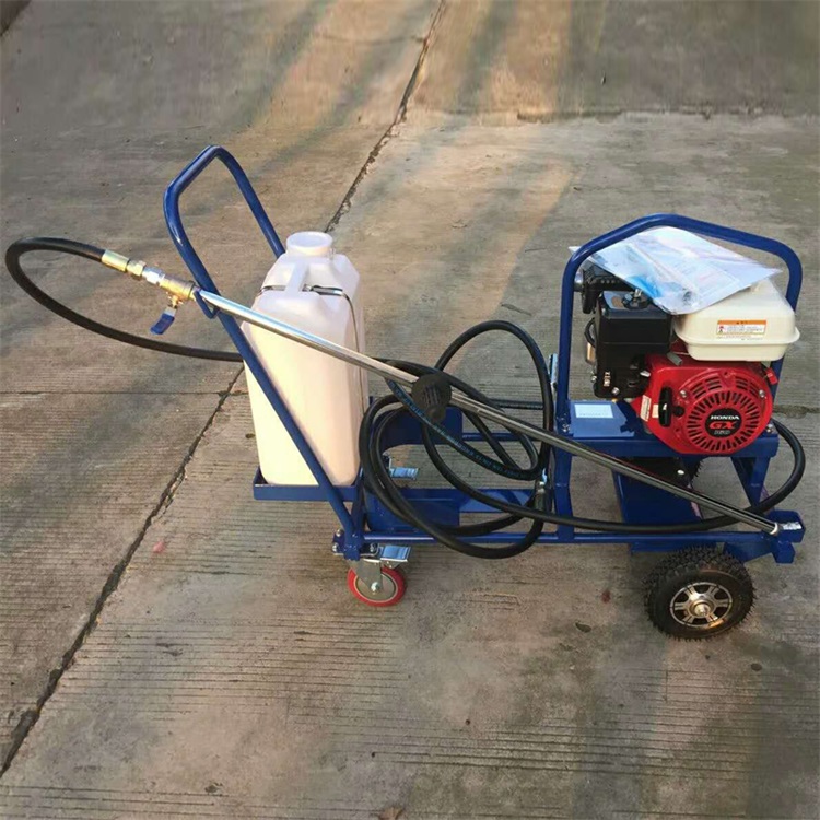 Portable mobile flexible emulsified asphalt spraying machine pavement maintenance matching spreader