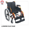 Czarny pomarańczowy wózek inwalidzki z aluminiową ramą