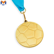 Medalla de oro en forma de fútbol deportivo