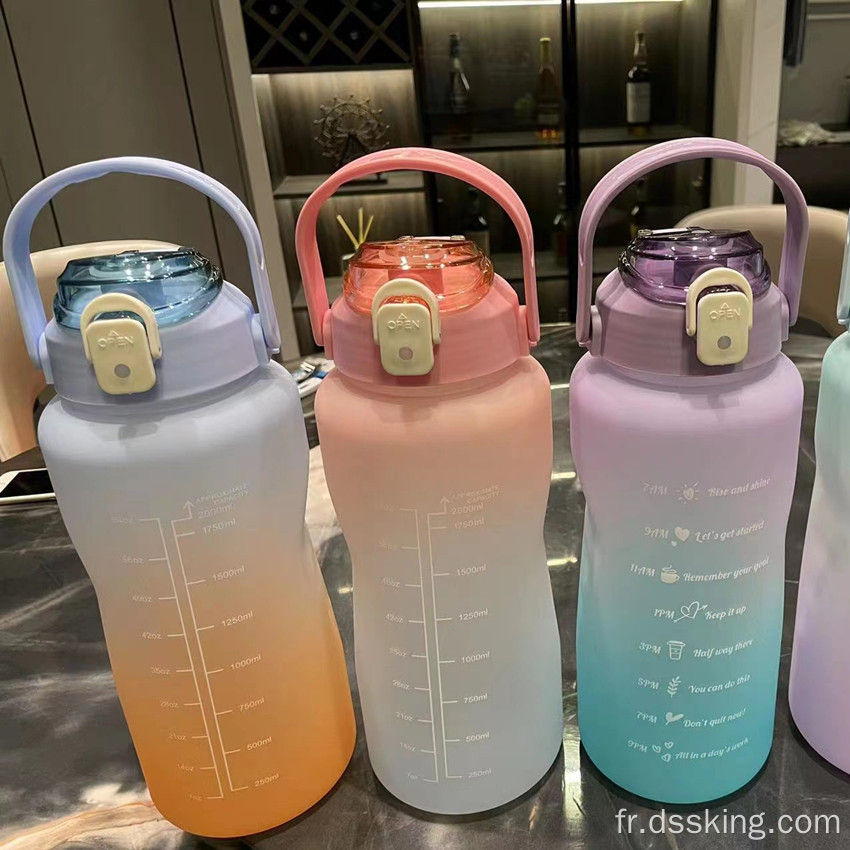 Bouteille d&#39;eau en plastique givrée de 2000 ml avec un changement de bouteille portable à changement progressif Sports de gym